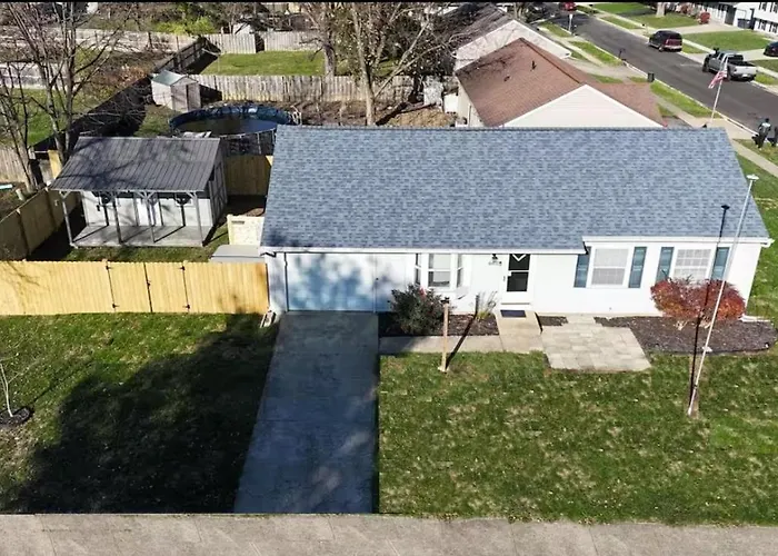 Private Ranch - Entire - 3 Bed - Hot Tub - King Bed - Fenced Yard - Pets & Kids Welcome - Game Shed - Free Wifi Columbus