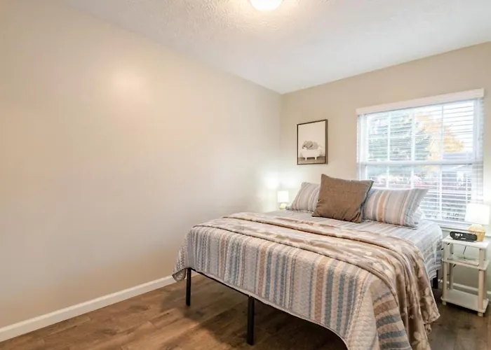 Private Ranch - Entire - 3 Bed - Hot Tub - King Bed - Fenced Yard - Pets & Kids Welcome - Game Shed - Free Wifi Columbus