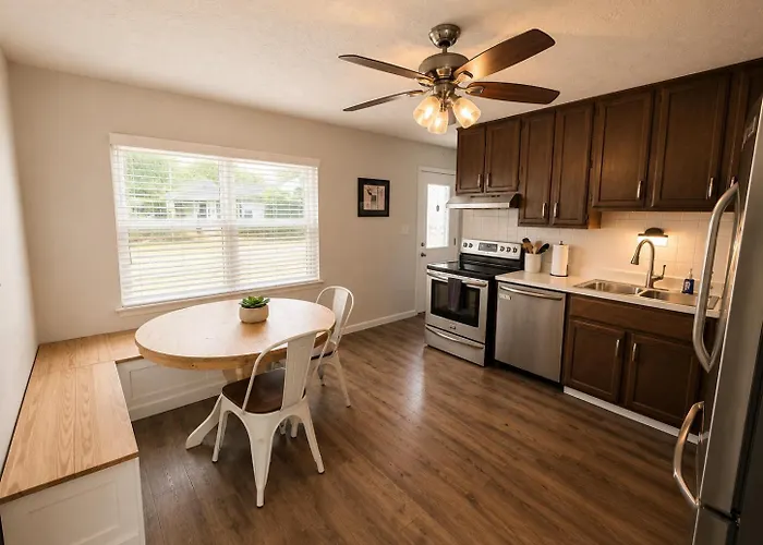 Private Ranch - Entire - 3 Bed - Hot Tub - King Bed - Fenced Yard - Pets & Kids Welcome - Game Shed - Free Wifi Holiday home