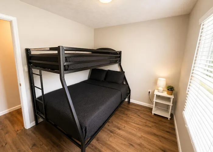 Private Ranch - Entire - 3 Bed - Hot Tub - King Bed - Fenced Yard - Pets & Kids Welcome - Game Shed - Free Wifi Holiday home Columbus