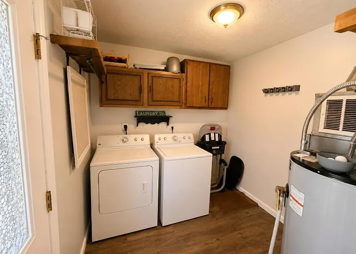 Private Ranch - Entire - 3 Bed - Hot Tub - King Bed - Fenced Yard - Pets & Kids Welcome - Game Shed - Free Wifi Columbus