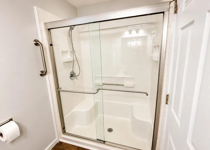 Private Ranch - Entire - 3 Bed - Hot Tub - King Bed - Fenced Yard - Pets & Kids Welcome - Game Shed - Free Wifi Columbus